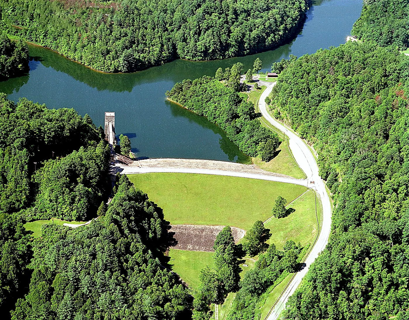 Earth embankment dam
